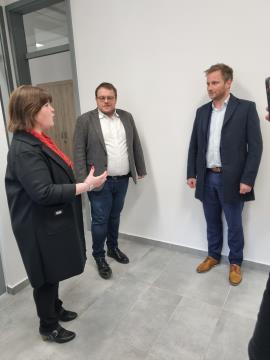 Ogled novih prostorov - direktorica, minister in župan